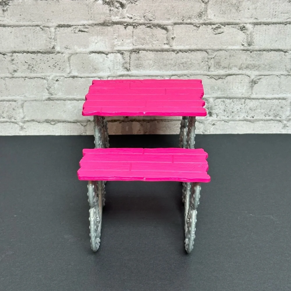 Monster High Doll Deluxe Deadluxe School Playset Picnic Table Pink Silver